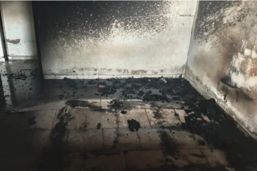 Corpo de Bombeiros combate incêndio em residência abandonada em Barbacena