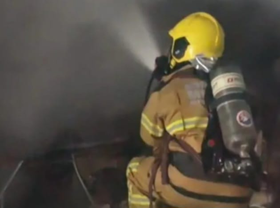 Bombeiros controlam chamas em imóvel no Caminho Novo