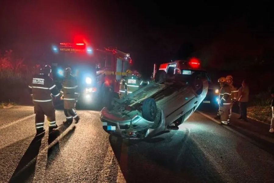 Capotamento na BR-265 mobiliza Bombeiros e SAMU na noite de domingo