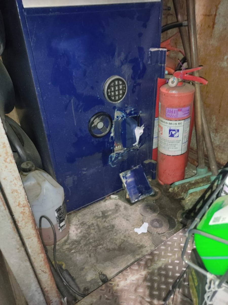 Prejuízo na madrugada: Bandidos invadem posto e levam R$ 45 mil de cofre em Barbacena