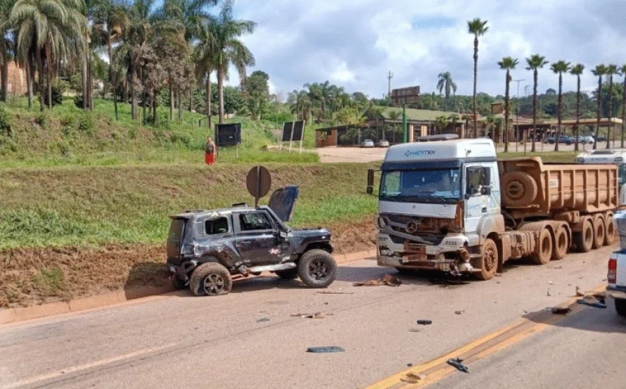 Acidente frontal entre carro e carreta mata motorista na BR-040, em Congonhas